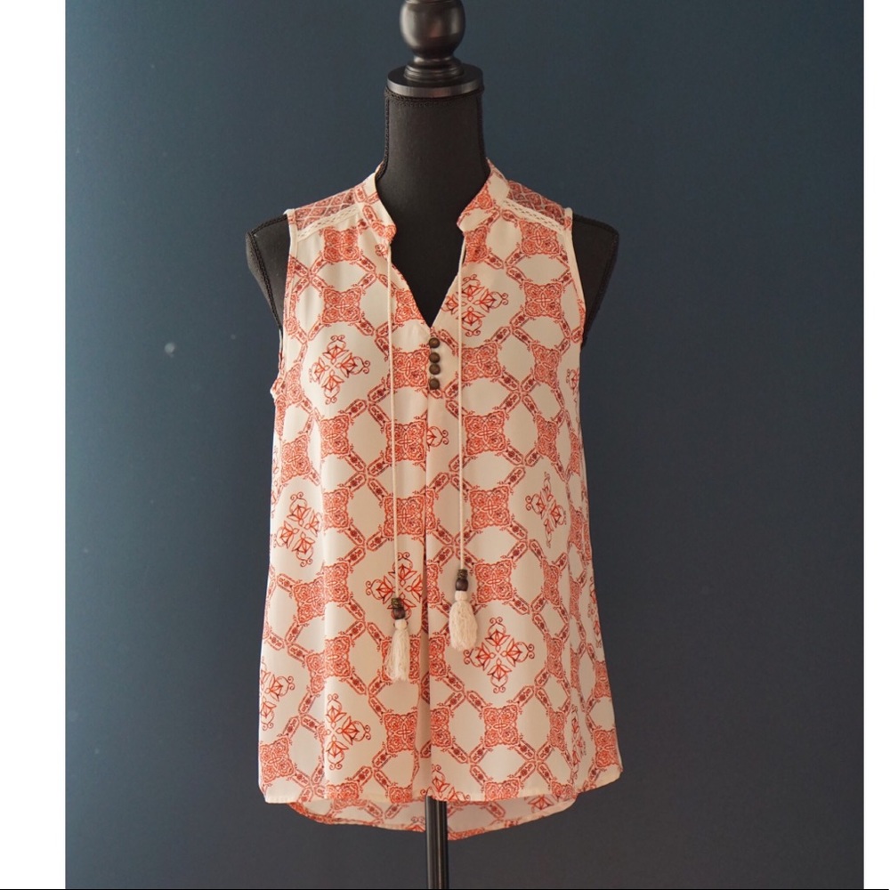 Sleeveless blouse with ties